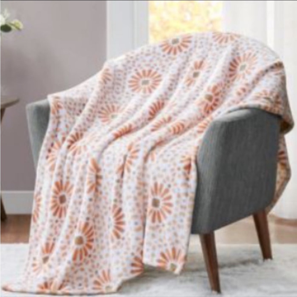 Brand New✨
Charter Club
 Cozy Plush Sunburst Tile Throw Blanket